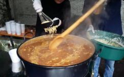 Székely hot-dog, sajtfélék és lángos a bukaresti Ozosep vásáron