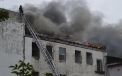 Tűz ütött ki Marosvásárhelyen az egykori Ilefor bútorgyár egyik csarnokában