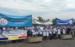 Sztrájkőrséget állnak a parlament előtt a tanárok az egységes bértörvény miatt