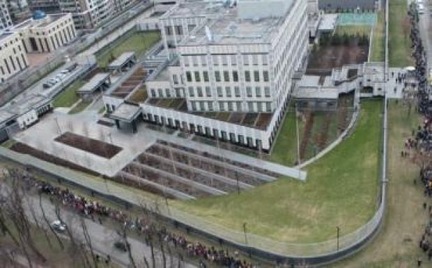 Robbanószerkezettel támadták meg a kijevi amerikai követséget