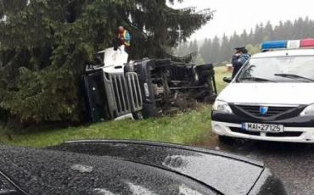 Felborult egy kamion Hargita megyében