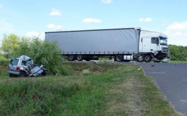 Román kamionnal ütközött a magyar autós, meghalt a balesetben