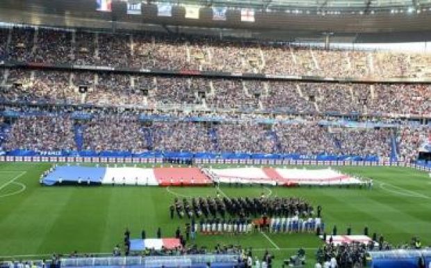Több tízezer francia énekelte az angol himnuszt