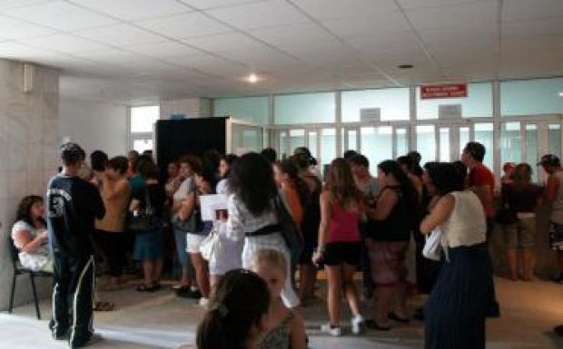 A szomszédos megyék lakói megrohamozták a háromszéki útlevélosztályt