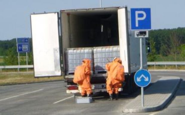 Veszélyes anyag folyt egy román kamionból Magyarországon