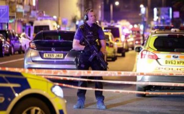 Gyalogosok közé hajtott egy furgon egy mecset közelében Londonban