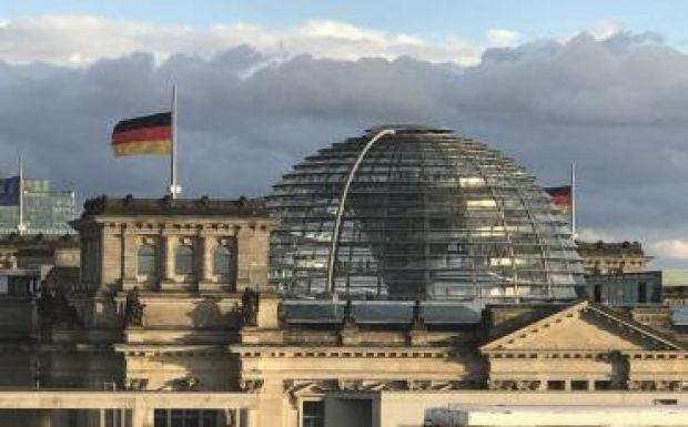 Nem kötelezhető a Bundestag a melegházasság napirendre vételére