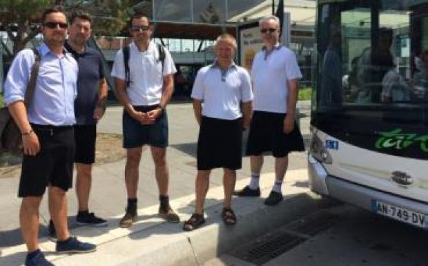 Szoknyában mentek dolgozni a hőség miatt férfi buszsofőrök 