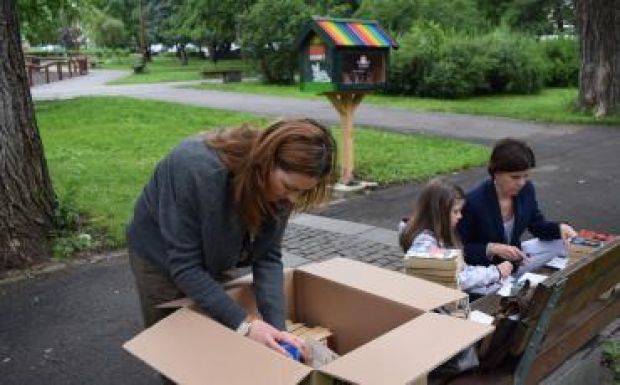 Könyvkuckókkal népszerűsítik az olvasást Csíkszeredában