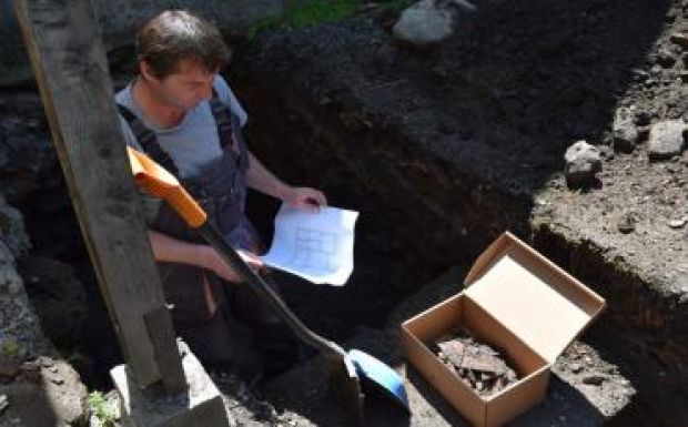 Régészeti ásatások folynak a csíkzsögödi Mikó-kúriánál