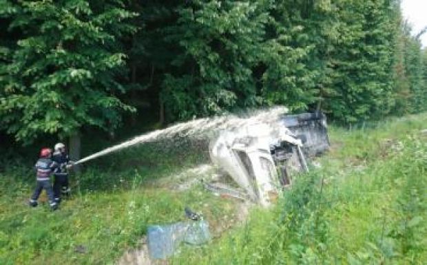 Robbanásveszélyes baleset miatt nyolc órára lezárták az A3-as autópályát