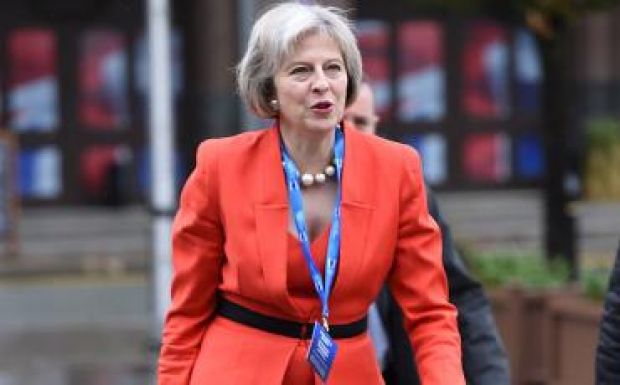 Theresa May ismertette a Brexit utáni brit bevándorláspolitika főbb elemeit