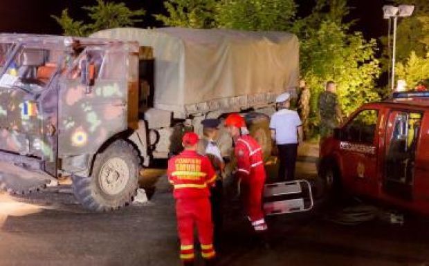 Három katona meghalt, miután az őket szállító teherautó szakadékba borult
