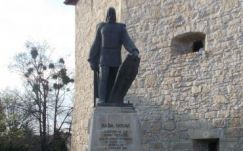 Kőbe vésett történelemhamisítás az erdélyi emlékműveken