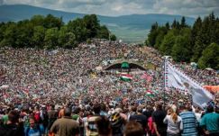 Csíksomlyói búcsú: a mise kezdetére várakozik a zarándokok tömege 