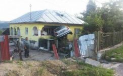 Szokatlan balesetről posztolt fotót a román sztárrendőr