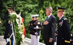 Ágyúlövéssel tisztelegtek Washingtonban Klaus Johannis előtt