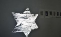 Sorstörténeteket ismerhetünk meg a holokausztról megemlékező kolozsvári kiállításon