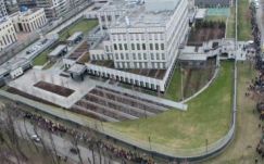 Robbanószerkezettel támadták meg a kijevi amerikai követséget