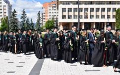 Sapientiás ballagás: itthon maradásra kérték a diákokat