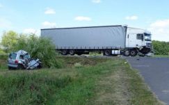 Román kamionnal ütközött a magyar autós, meghalt a balesetben