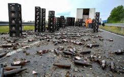 Lezárták egy magyarországi autópályát, mert sör borult az útra