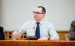 Korodi Attila a bértörvényről: józan döntés volt a fizetésemelések elhalasztása