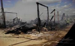 Füstölgő romok a gyergyói aszfaltozó vállalkozás csarnoka helyén