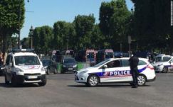 Rendőrségi furgonba hajtott egy autó Franciaországban