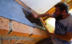 Így csempészi be a betont az emberek életébe a csíkszeredai Burján Zsolt