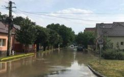 Fákat döntött ki a vihar, van, ahol áll az autós forgalom