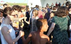 Együtt ropta a táncot cigány dallamokra Patarét és Kolozsvár