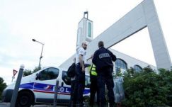 Bosszúból akart a tömegbe hajtani egy párizsi mecset előtt