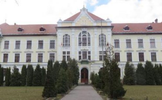 Tiszta vizet a pohárba – a katolikus gimnázium helyzetéről kérdeztük Magyari Tivadart