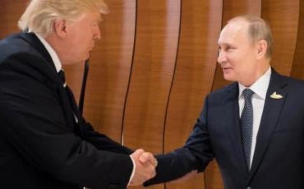 Történelmi pillanat: itt az első Trump-Putyin kézfogás
