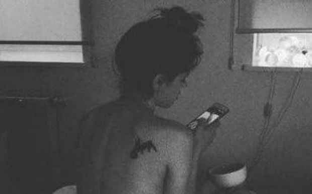 Meztelen fotót mutatott a párja Csobot Adélról