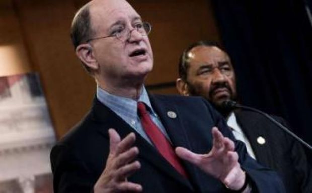 Trump elmozdítását célzó beadványt terjesztettek elő