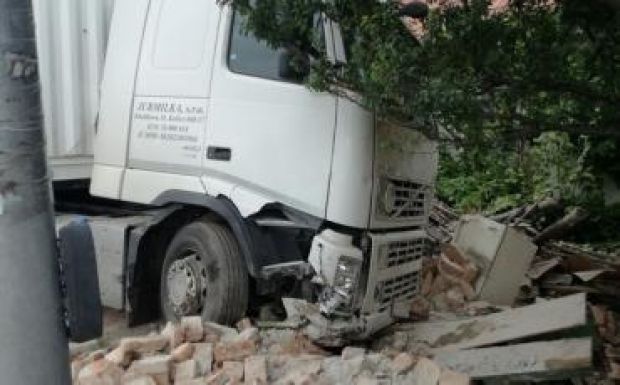 Összedöntött egy lakóházat egy kamion Brassó megyében