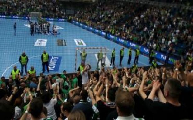 Kézilaba: szurkolói miatt kell fizetnie a Ferencvárosnak 