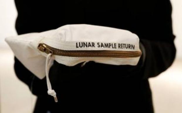 Hihetetlen összegért keltek el holdkövek