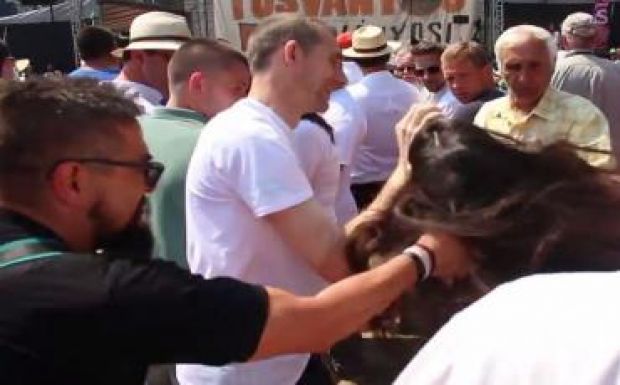 Egy csíkszeredai esküvői fotós bántalmazta az Orbánt kifütyülő lányt