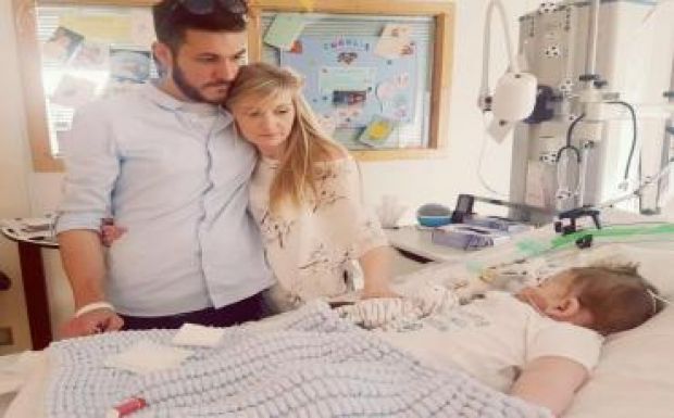 Lekapcsolják a gépekről a gyógyíthatatlan beteg brit kisfiút