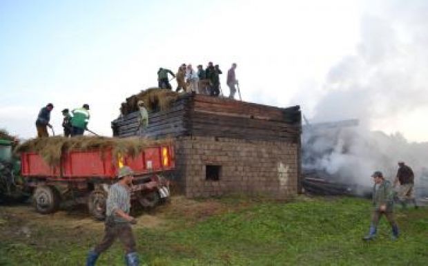 Villámcsapás miatt két istálló és csűr is leégett Hargita megyében