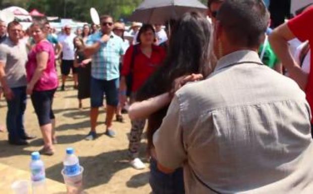 Kiderült, hogy ki vezette ki a tömegből az Orbánt kifütyülő lányt