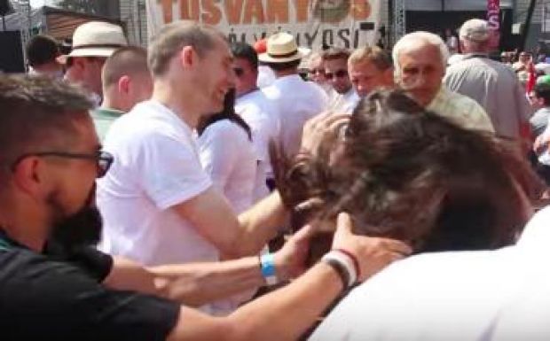 Nem ad több munkát a külügy a tusványosi tüntetőt földre rántó fotósnak