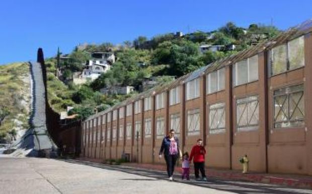 USA: megnövelt katonai költségvetést fogadtak el benne a mexikói fal kezdő költségeivel