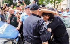 FRISSÍTVE: Csendőrök vittek el egy melegeket támogató lányt az Új Jobboldal tüntetésén