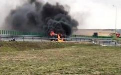 Kigyulladt egy gépkocsi az A2-es autópályán