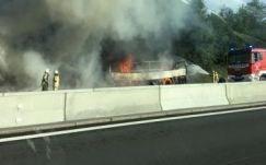 Súlyos balesetben kiégett egy busz Bajorországban, 17 utast nem találnak