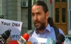 Liviu Pleşoianu PSD-s képviselő a DNA székháza előtt tüntet